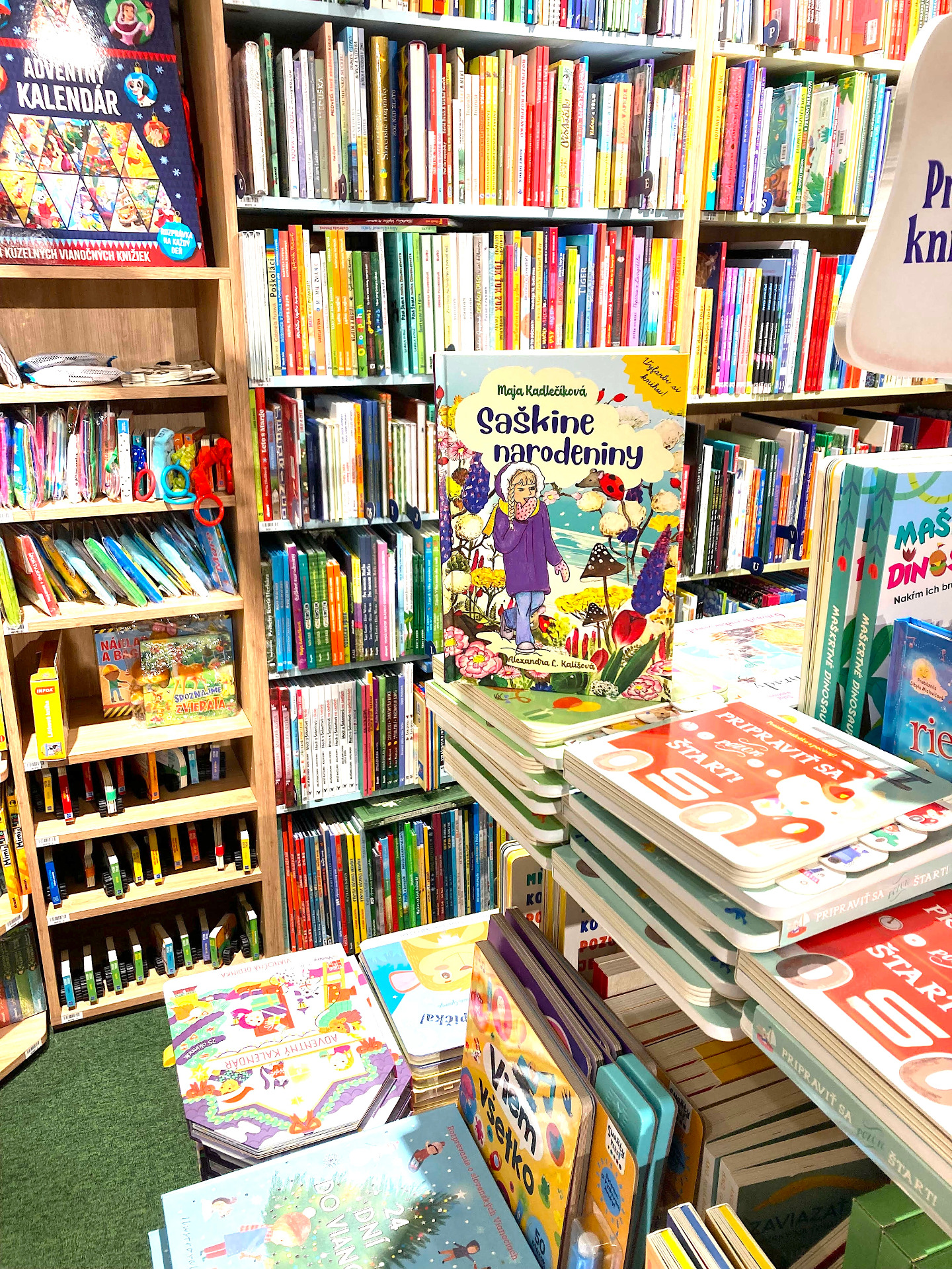 Nájdeš Sašku medzi toľkými knihami? Myslíme, že určite áno. Aj ty?