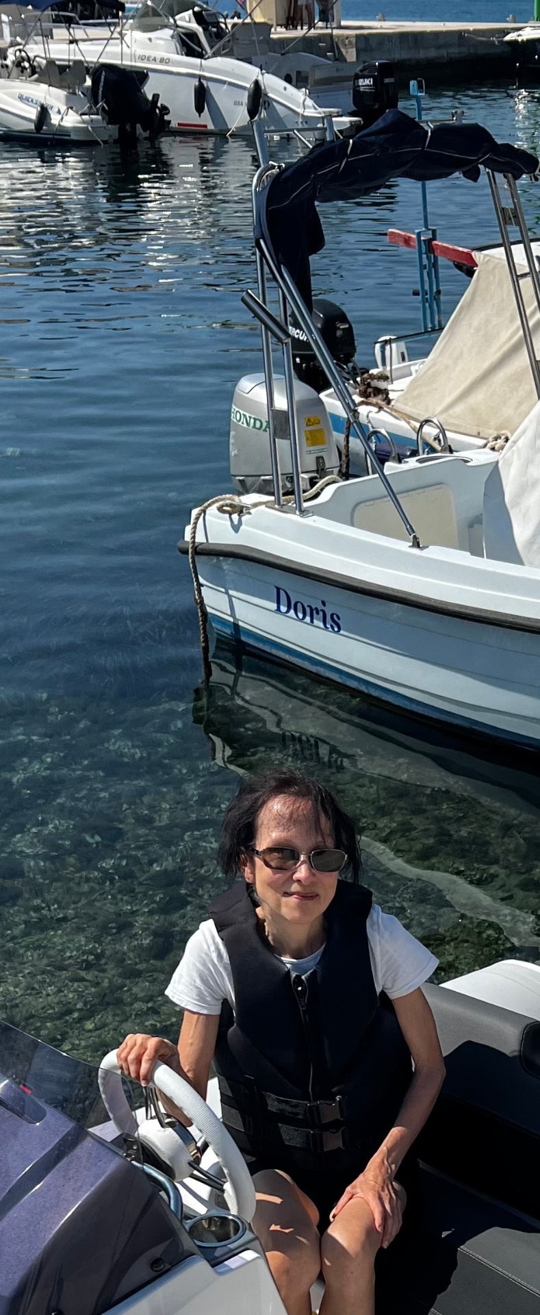 Maja kapitánka. Naozaj! Šťastnú plavbu každému.