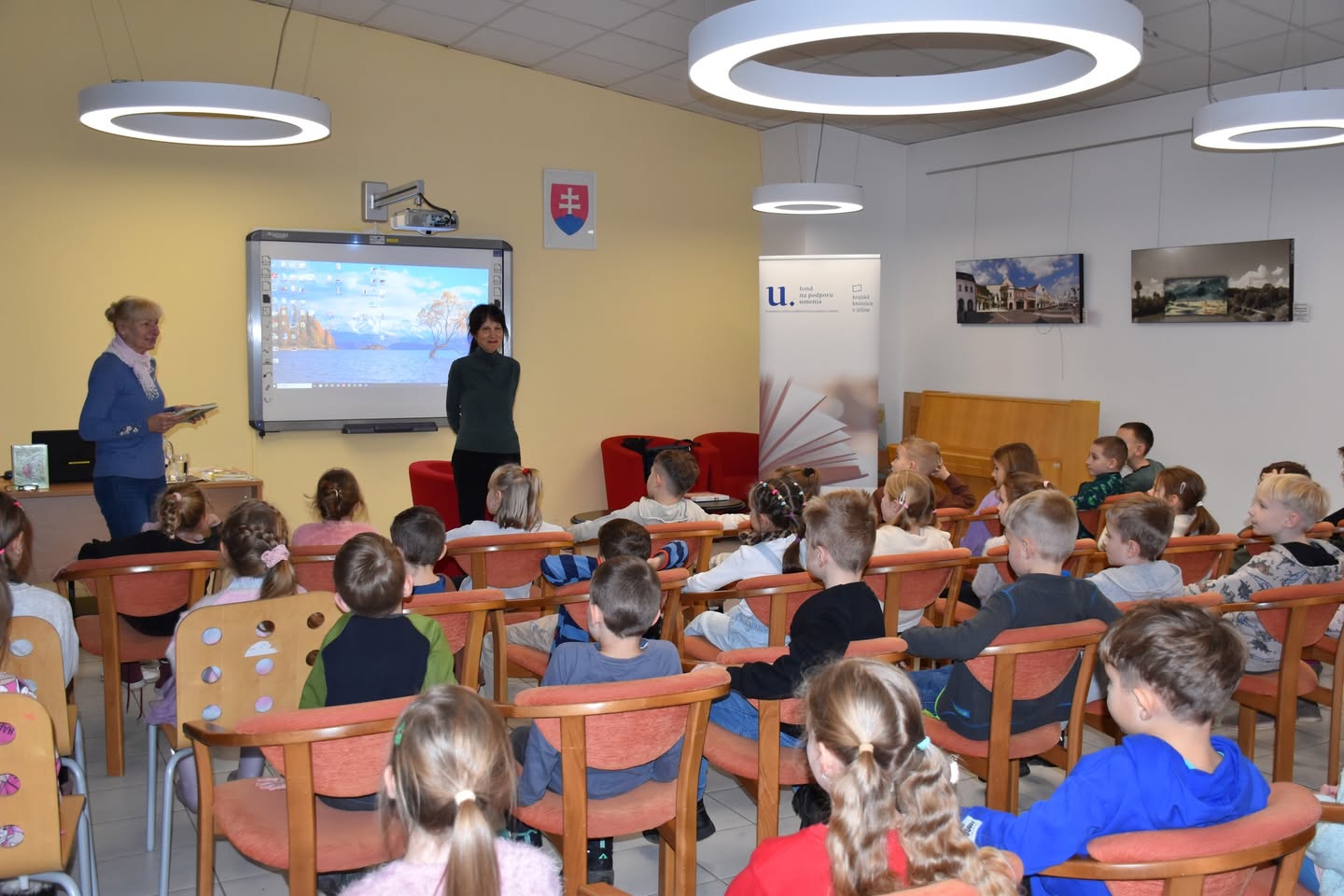 "Majka, môžete prísť z BA tak, aby ste bola o 9 hodine v Žiline?" Moja odpoveď? "Ak ide vlak, samozrejme. Deti vždy stoja za to !" Vstala som o pol štvrtej ráno, odchod vlaku z bratislavskej stanice 4.30 h, odbesedovala viac ako 100 škôlkarov a školákov, o pol tretej poobede na otočku naspäť. Áno, stojí to za to!Deti sú skvelé. Súhlasíte? 